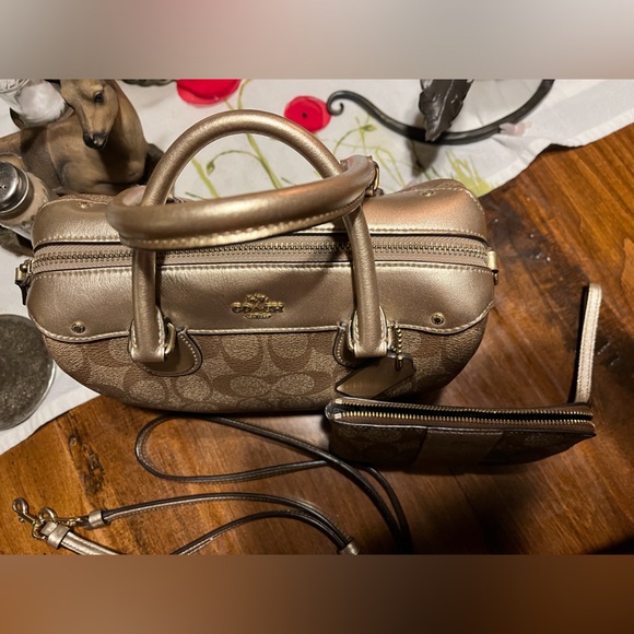 🛑🛑🛑🛑🛑sold🛑🛑🛑🛑🛑🛑🛑Set Coach tan and gold mini crossbodyDO NOTBUY!! SOLD!! - Picture 16 of 16